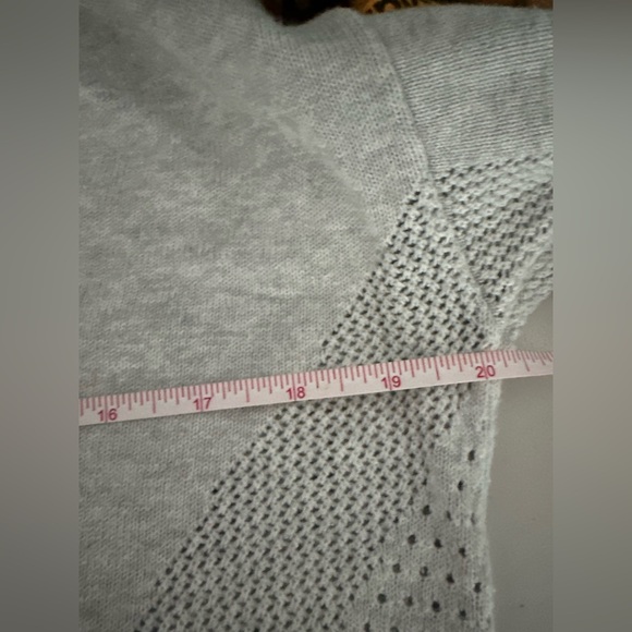 Lululemon Still Movement Sweater- light heathered- Long sleeve- EUC - Picture 4 of 8